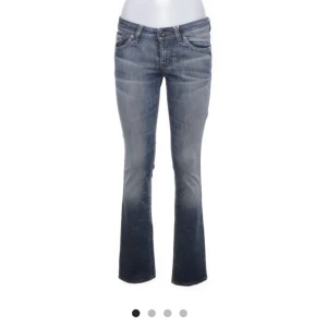 Låga jeans - Säljer dessa jättefina lågmidjade jeans med raka ben från Hugo boss då de är för små för mig. De är i ny skick och i storlek 38. Men jag skulle säga att de är storlek 36-34.💗