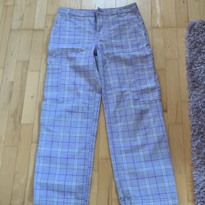 Lila Cargo jeans - Lila cargo jeans från HM. Är ganska stora på mig men är inte min stil längre. Har använt någon gång och den är mönsterig 