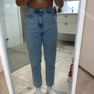 Ett par fina ljusblåa straight fit jeans från Gina tricot! Säljes pga för små och ingen användning längre!