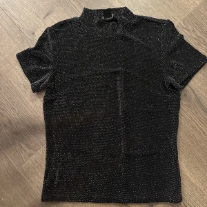 T shirt  - Glittrig T shirt aldrig använd st S