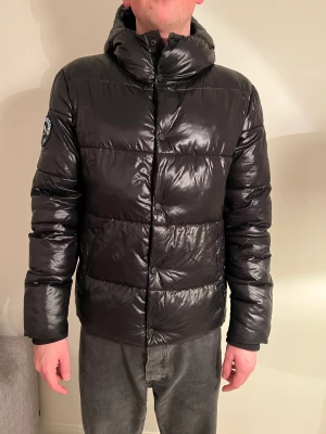 Superdry Jacka M/L - Vinterjacka från Superdry storlek L men sitter som en M. Superfint skick.  Finns att kika på i Stockholm eller skickas mot fraktkostnad.