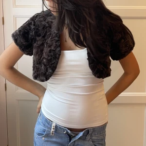 Jättesöt gosig kofta - Så fin kort kofta! Den passar SÅ bra med ngn klänning eller festtopp❤️ Storlek S och mycket bra skick