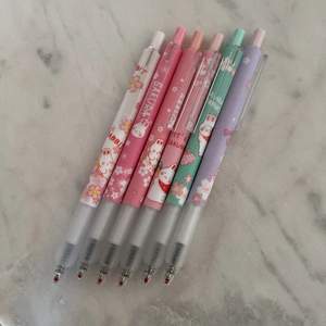 Nya och oanvända söta pennor i olika färger. 🐰💕  1 st för 19 kr. 2 för 30kr. 3 st för 39 kr.  Frakt 15 kr (kan frakta flera varor)