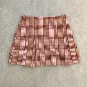 urban outfitters rosa rutig kjol - rosa rutig kjol köpt på urban outfitters. använd fåtal gånger, bra skick. passar en liten M. möts upp i centrala sthlm eller frakt. orginalpris 250kr