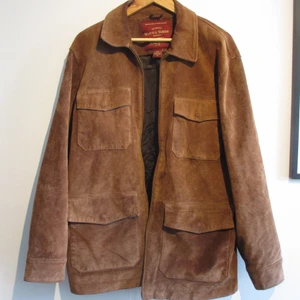 Läderjacka - Läderjacka/ Jacka i mocka från Eddie Bauer i storlek M. Använd men bra skick! Perfekt i vårvädret 🦋