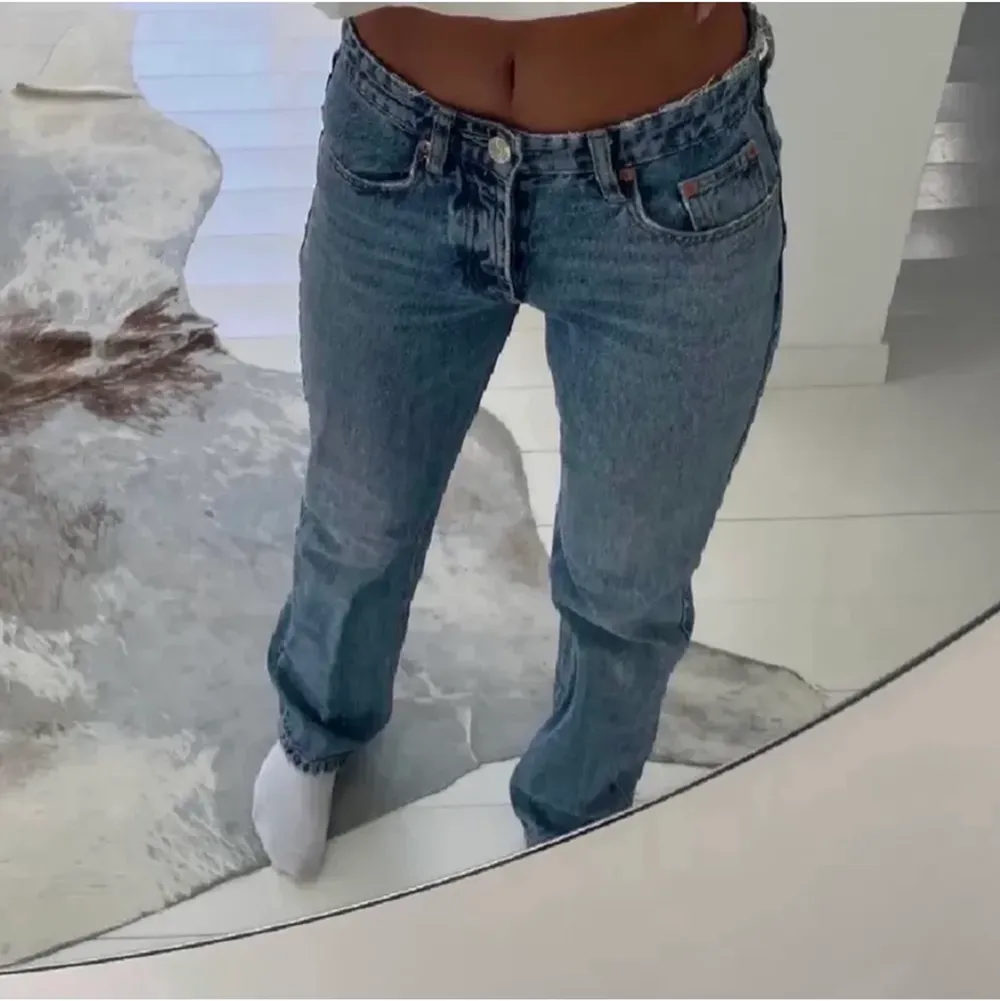Straight mid rise jeans från Zara i storlek 36 i färgen ’Marinblå’. Samma modell och färg verkar inte säljas längre på Zaras hemsida! Skriv för egna bilder/mått. Priset kan diskuteras!. Jeans & Byxor.