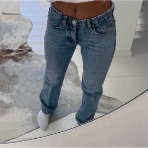 Straight mid rise jeans från Zara i storlek 36 i färgen ’Marinblå’. Samma modell och färg verkar inte säljas längre på Zaras hemsida! Skriv för egna bilder/mått. Priset kan diskuteras!