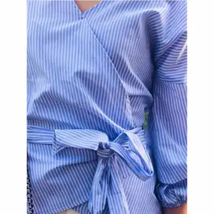 Jättefin blus/skjorta som man knyter  i fint skick
