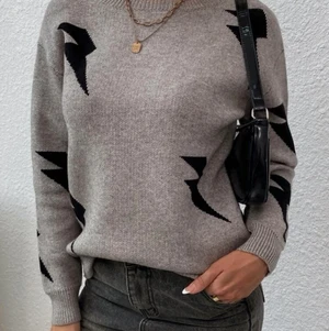 Blixt-tröja  - Säljer min superfina stickade tröja med blixtrar på från SHEIN. Den är lite nopprig på armarna därav priset, men de är inget man stör sig på! Jättemysig tröja som passar till mycket! Bild 1 är lånad från shiens egen hemsida och Bild 2 är min egen bild💗