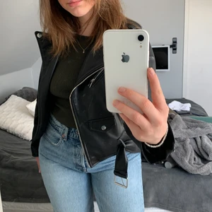 Skinnjacka  - Använd fåtal ggr, säljer då den inte kommer till användning!! Fint skick!!