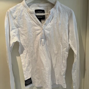 Tröja med knäppning - En superfin långärmad T-shirt med knäppning från superdry. Den är i storlek L men skulle säga att den passar allt mellan S-L. Den används tyvärr inte och därför säljs den🌼 köparen står för frakt! 