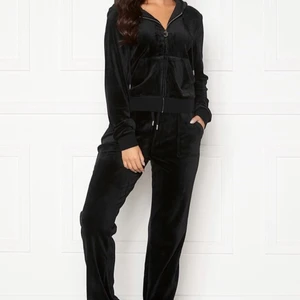 Juciy set! XS 🤩 - Säljer hela juciy setet 1700kr för hela setet! Det är i storlek Xs kom provat för fler bilder! Sparsamt använt 