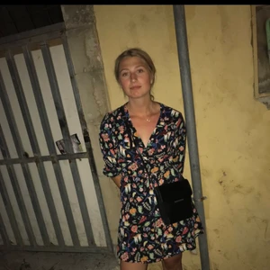 Blommig omlottklänning - Svalkande och superfin omlottklänning från ONLY. Storlek 38 men passar även 40 (om man är lite mindre i bysten). Den har varit älskad länge och har hållt den i väldigt fint skick. 🌞