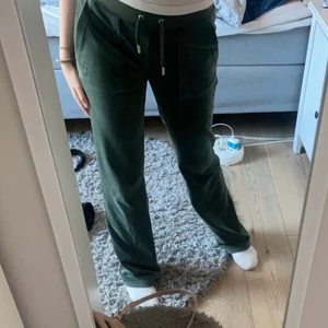 Juciy Couture  - Juciy byxor i fint skick. Andvända ett antal gånger men är i ett bra skick och har inte några skador. Jag säljer dessa på grund av att dem inte kommer till andvänding längre. Köpta för 1000 kr på Jackie. Kvitto finns! Kontakta för frågor, intresse och fler bilder. Köparen står för frakten❤️( pristet kan diskuteras ) Högsta budet just nu är 800kr!
