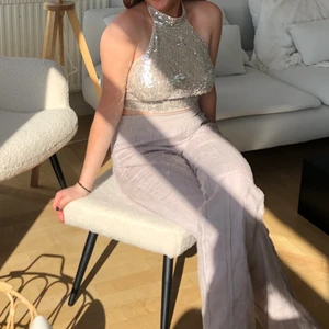 Glittertopp - En glittertopp med halter krage från New Yorker i storlek M (men passar även S) den har en superfin knytning i ryggen. Du kommer definitivt synas på festen i denna toppen!!⭐️⭐️⭐️⭐️⭐️köparen står för frakten 🚚