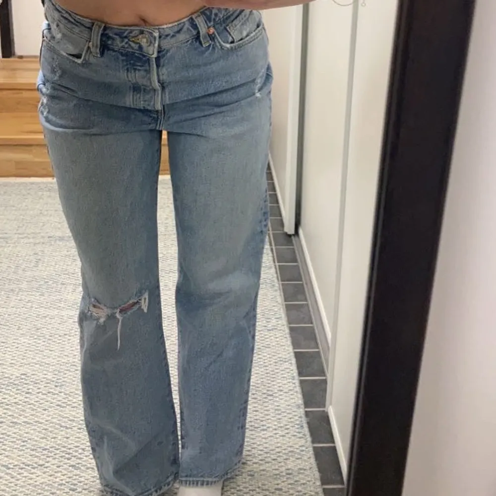 INTRESSEKOLL! Jag funderar på o sälja dessa jeans men vill ha bra bud isåfall. Jag är 155 cm o brukar ha 24/25 i waist och 28-30 i length eller 32/34 när det kommer till jeans. De är i storlek 36 men passar som sagt mig som bär mindre storlek! Mvh💘💘. Jeans & Byxor.