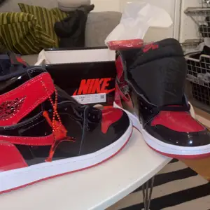 Helt nya Jordans som aldrig har blivit burna, detta pga storleken. Till skorna finns både röda och svarta snören som man kan välja mellan. Priset går att diskutera!