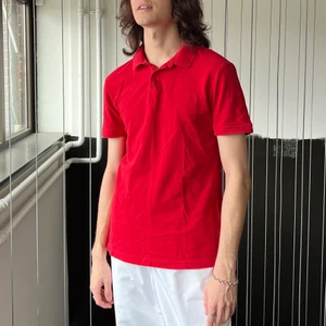 Röd Piké  - En Röd Piké köpt från HM i Singapore 🇸🇬 2017. Storlek Men’s Small