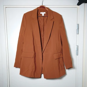 Brun kavaj - Brun kavaj att ha inomhus eller utomhus. Några pyttemärken  som syns på sista bilden 🌱