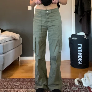 Cargopants - Säljer mina Cargopants från Hm, knappt använda. i storlek 40, små i storleken!! Sitter lite overzised på mig som vanligtvis brukar ha 36/38 i storlek. Slutsålda på hemsidan 