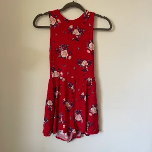 Jumpsuit - Röd jumpsuit med öppen rygg, somrig och fin!