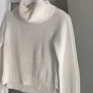 Stickad polotröja - Säljer nu en av mina favorit toppar då jag helt enkelt lessnat på den! Super fin till vardags men fungerar super även på middagar! Storlek XXS men passar upp till S. Den är minimalt croppad som syns på bilden, skön i materialet och absolut inte stickig!🤍 Kan skickas med spårbar frakt 66kr eller postnords blåa påse S 45kr där frakten tyvär inte är spårbar!   (Skriv privat för fler bilder eller funderingar)✨