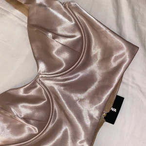 Festtopp - En ursnygg festtopp i champangefärg! Från Fashionnova i storlek XS med lappen kvar! Endast provad! Säljer pga för liten i min byst🤍 Kan skickas med spårbar frakt 66kr annars postnords blåa påse S 45kr, lättast med instabox 49kr🫶