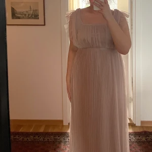 Otroligt fin balklänning!! - Säljer min fina balklänning som jag tänkte ha nu i maj på balen men jag hittade en som jag gillade i blå istället! 💓 Jag har bara provat den en gång för att se hur den passade och sen har jag inte tagit på mig den mer. Klänningen är i storlek M-L och är lite nude rosa. Den är lång och luftig 😍😍 Priset kan absolut diskuteras 💓