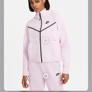 Nike Tracksuit Rosa dam - Jag säljer denna tracksuit då den aldrig kommit till användning och att jag inte gillar hur den sitter på mig. Relativt ny, köptes i nov/december. Byxorna & Koftan är i stl S 💕 Skriv om ni vill ha mer info!✨