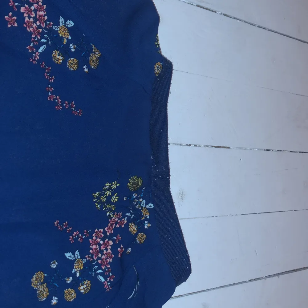Marinblå blus med blommor, inte stretchig. Skönt material, svalt, storlek 36 från only.. Blusar.