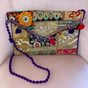 Indiska väska, men lila insida