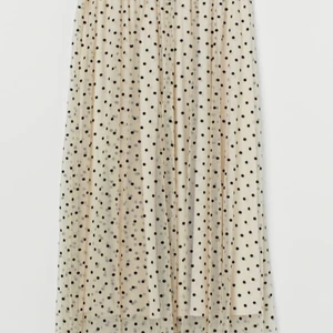 Tyllkjol - Säljer min fina tyllkjol från HM i helt oanvänt skick!! Kjolen är högmidjad med resår och beige med svarta prickar! Säljes då den ej kommer till användning. Perfekt till sommaren eller nu under varmare vårdagar! Köptes för 399:-. Pris kan diskuteras, köparen står för frakt💌💌❣️