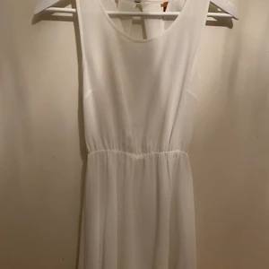 Student klänning - Säljer nu min vita klänning som tyvärr inte kommer till användning längre! Perfekt till studenten eller att bara ha som sommarklänning💕💕 207kr inklusive frakt!!