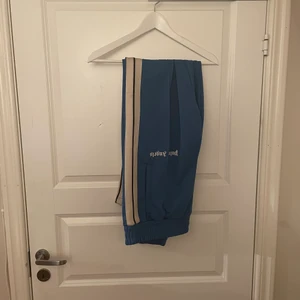 Palm angels trackpants - Blåa Palm angels i jätte bra skick.  Passar L. Kvitto o tags finns. 