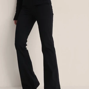 NA-KD - bootcut jeans - GRÅSVART - säljer oanvända boot-cut jeans från NA-KD. Samma som på bild fast gråsvart i färgen. De heter ekologiska skinny bootcutjeans på hemsidan. De är tyvärr för långa för mig. Ny pris: 549 kr. Säljer för 150 kr. Köparen står för frakt.