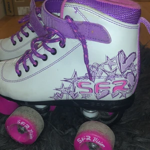 Rullskridskor ❤️ - Köptes för 600❤️ har använts ute. Inne mått 21 cm