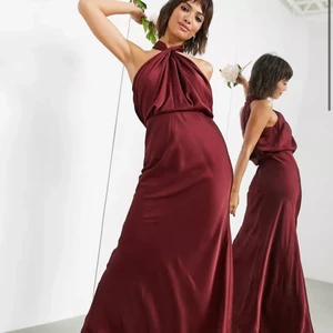 Bal klänning - Jag säljer denna extremt snygga halterneck balklänning som var planerad att ha på balen iår men jag valde att ha en annan. Den skulle egentligen lämnas tillbaka men returdatumet var för sent. Helt oanvänd klänning med alla originallappar kvar som är helt slutsåld på hemsidan (se bild 3). Köpt på asos. Den är i stl M men jag har vanligtvis S/M och den passar mig perfekt. Den skulle även passa XS beroende på hur man vill att den ska sitta! Budgivning om fler är intresserade. Nypris 1359kr