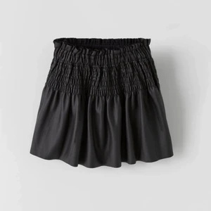 Skinn kjol - Jätte fin kjol köpt från zara. I storlek 13-14 år så skulle säga att den motsvarar XS/S. Säljer eftersom jag inte använder längre och bara använd fåtal gånger. Skriv vid frågor💕