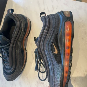 Nike air Max 97 - Säljer nu dessa skor. Bra skick. Storlek 41 men sitter bra på mig som har 38. Svåra att få tag på. Pris kan diskuteras vid snabb affär 