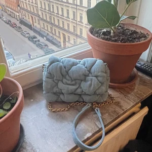 jeans väska från h&m - säljer denna superfina väska från h&m då den tyvärr inte kommit till användning. inga täcken på användning💙