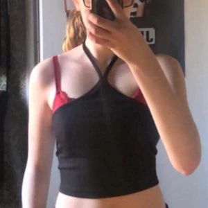 Shein topp svart strl 36 - Säljer denna jättefina topp från shein. Den är endast provad. Tycker den sitter jättebra på men jag gillar inte att man behöver knyta den i nacken. Du får såklart välja vilken frakt du vill ha 💞 Jag skickar gärna fler bilder om du är intresserad och hör gärna av dig om du har några frågor💞 