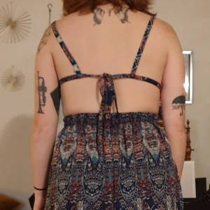 Bohem klänning - Långklänning med öppen rygg. Elastisk i midjan. Knyts därbak. Storkek 42!  Pris 120 + frakt 50