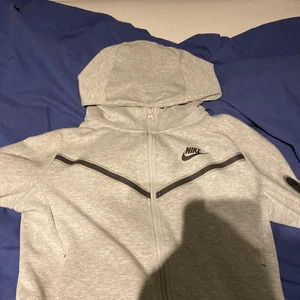 Nike tech tröja storlek  - Knappt använd. Den blev för liten 