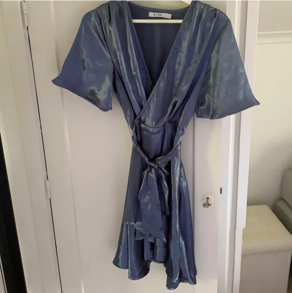 Satinklänning från NA-KD - 90