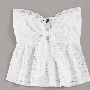 Sommar topp  - Super fin vit topp till sommaren. Tyvärr aldrig använd pga storlek. Helt slut på hemsidan. Buda från 100, säljer direkt för 200!💖