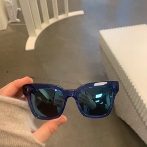 Chimi glasögon - Ett par blå chimisar som är köpta för ett år sedan. Passar perfekt nu till sommaren. Använda o därav priset