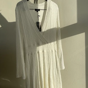 Vit sommar klänning från ALIX - Jätte fin vit klänning med mjukt spets👌🏻 jätte fin urringning där fram och sitter så bra😊 armarna är lite vida men inte så mycket💕 Är aldrig använd förutom när jag provade den😊 nypris var 800 