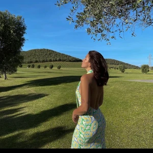 SÖKER KLÄNNING ZARA - SÖKER denna klänningen från zara, slt storlek S-L, skicka meddelande om du har denna och vill sälja. 🙏🏽✨