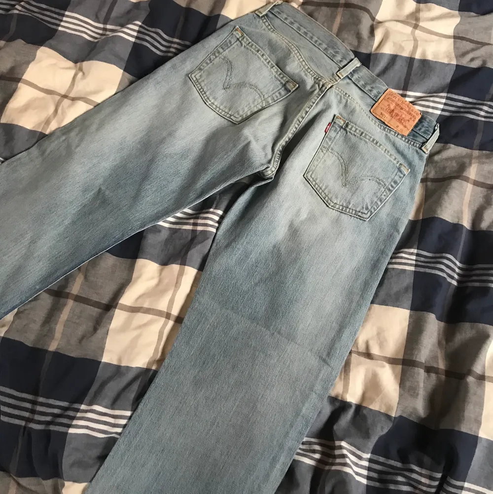 Lågmidjade vintage byxor från levi’s helt oanvända, org. pris 1,500kr Mitt pris: 600 Inga skador alls. Skriv för mer info💓. Jeans & Byxor.