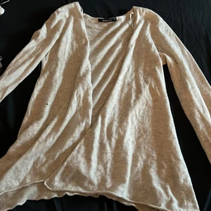 Tröja - Jätte fin tröja man kan ha över klänningar eller under sommaren. Jätte skönt och fint material.